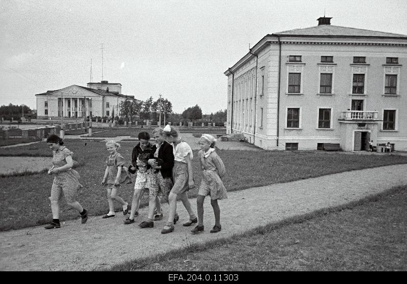 Students take part in the work of the Kohtla-Järve Pioneer House on a walk.