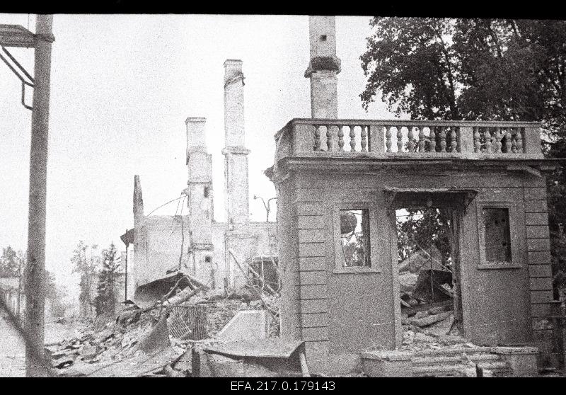 Melanie ruins at the corner of the Garden and General Põdra Street.