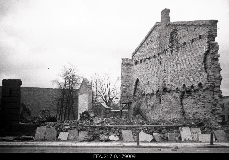 Ruins of the house on the Estonian puiesteel.