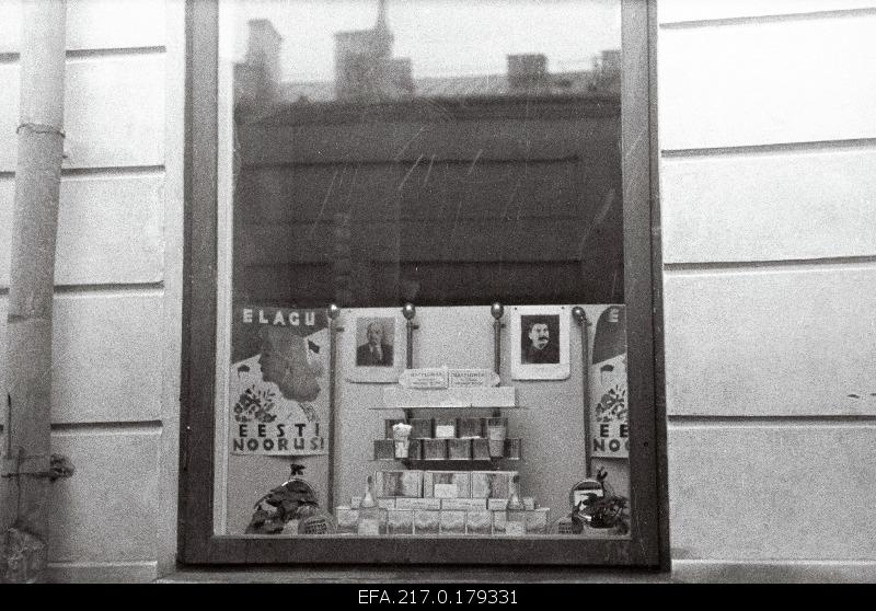 Shop window Rüütli Street no. 2.