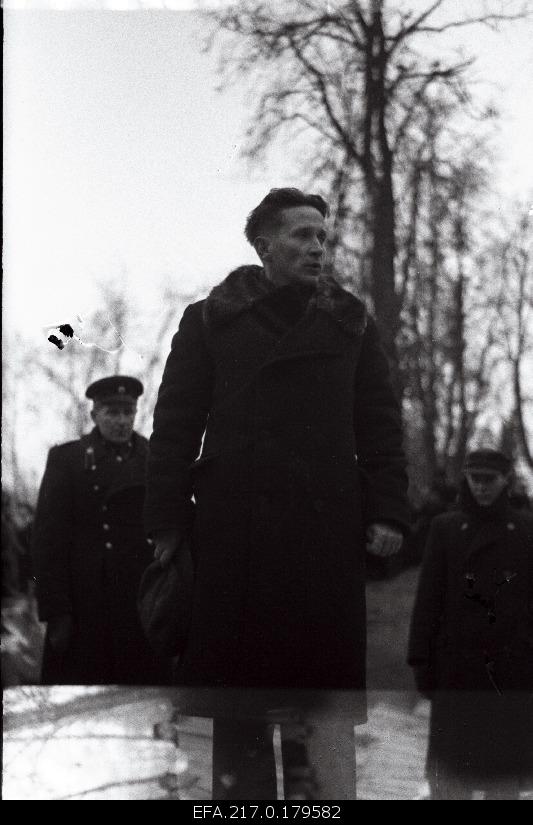 EK(b)P Tartumaa komitee I sekretär Max Laosson kõneleb fašistide poolt mõrvatute ümbermatmisel Raadi kalmistul.