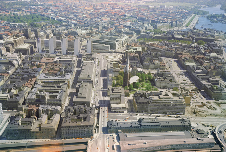 Stockholms innerstad - Stockholm City mot öster med Hamngatan och Centralstationen i förgrunden. Rivningar.