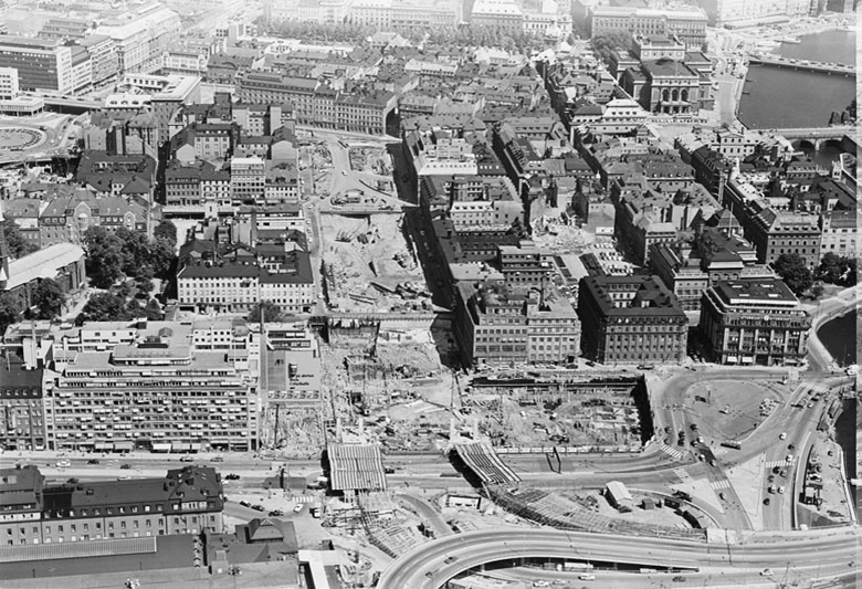 Stockholms innerstad - Tegelbacken mot Brunkebergstorg med Stockholms centralstation i förgrunden. Stockholm City. Rivningar.