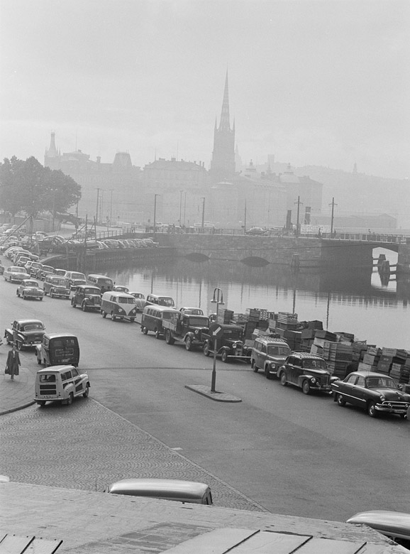 Stockholms innerstad - Gatuliv, försäljning. Clara's monument. Stockholm