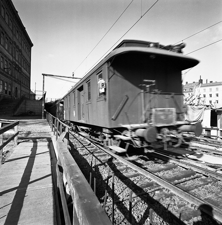 Stockholms innerstad - Tåg ankommer till Stockholms central. Riddarholmen, till höger gamla stan.