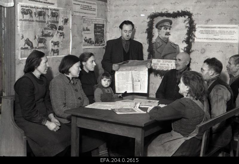 EK(b)P Secretary of the original organisation of Taebla rural municipality e. Kuldmeri Üksmeele reads the Guideline of Stalin in the 70s of the People's Vote. On the birthday.