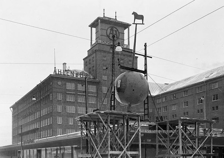 Åhléns söder 1942 - Ringvägen 100, Åhlén &amp; Holm. En advertisingkula på 3500 kilo placerades på spare husets tak. Det är en tidskula, med fyra urtavlor, en neonljusring och en dalahas ovanpå