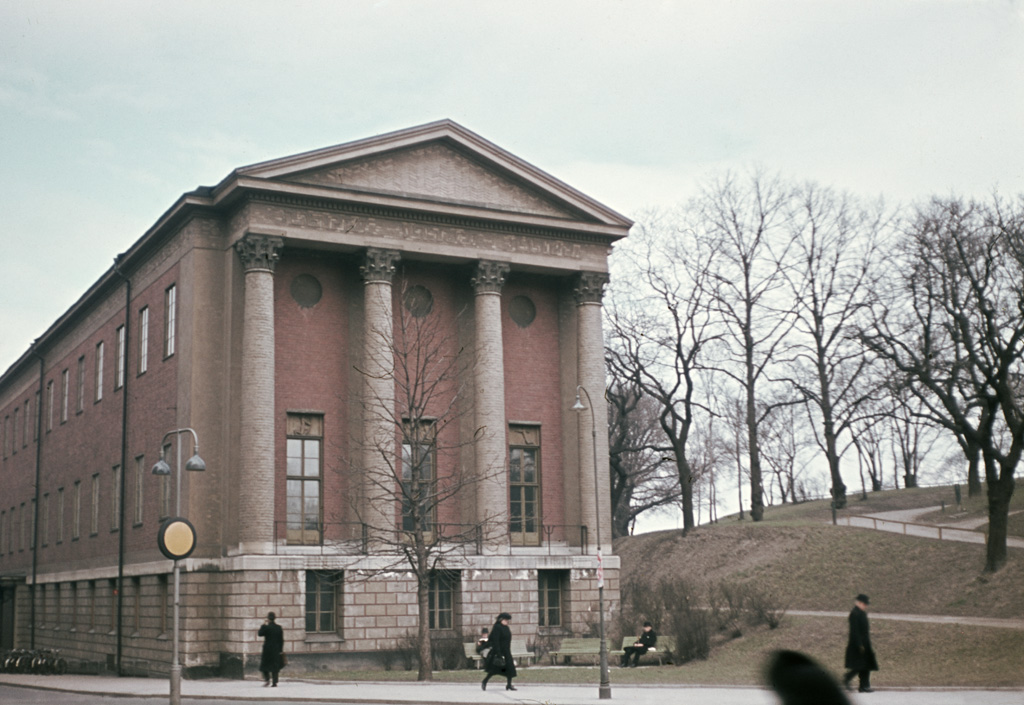 Stockholm, Uppland, Sweden (6194377587) - Building at 2, Norrtullsgatan street in the northern part of Stockholm city, built in 1925-1927 for Stockholm University. Today, the building is called the Student Palace and is used by the student unions of Stockholm. Byggnad vid Norrtullsgatan 2 på Norrmalm, uppförd 1925-1927 för Stockholms school. The east is hanging huset Studentpalatset och anvands av Stockholms studentkårer. Parish (socken): Stockholm Province (landskap): Uppland Municipality (communin): Stockholm County (Latvia): Stockholm Photograph by: Fredrik Bruno Date: 1944 Format: Colour slide See a recent photo of the same view: kmb.raa.se/coon/bild/show-image.html?id=16001000311584 Pers assistant URL: kmb.raa.se/cocoon/bild/show-image.html?id=16001000228584 Read more about the photo database (in English): kmb.raa.se/cocoon/bild/about.html