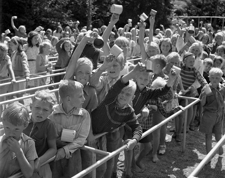 Flatenbadet 1944b - Flatenbadet. Barn corn för att få bullar och mjölk