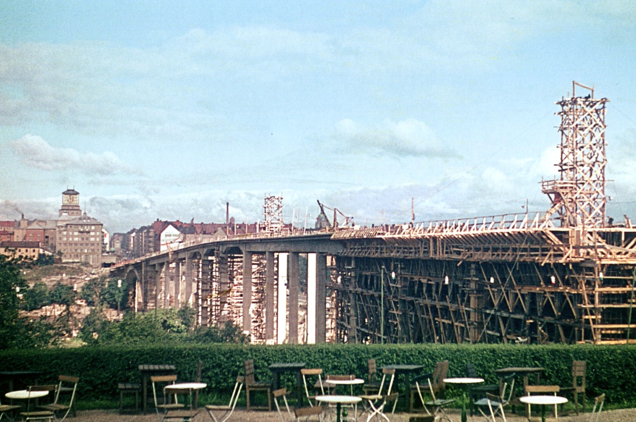 Skanstullsbron 1945 - Skanstullsbron under uppförande, vy från Skanskvarns server