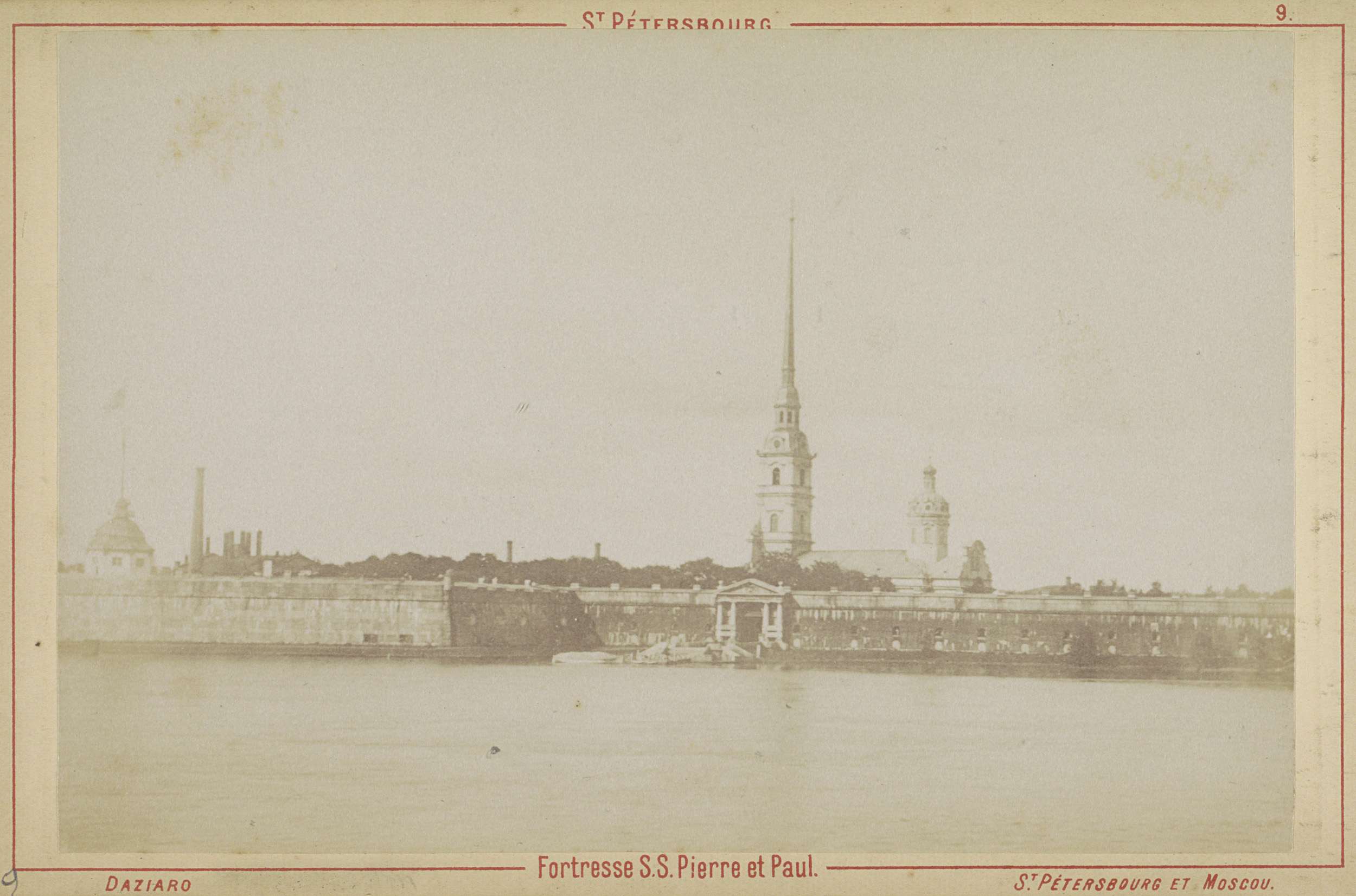 St. Pétersbourg. Fortresse S.S. Pierre et Paul., Gezicht op de Petrus-en-Paulusvesting in Sint-Petersburg met op de voorgrond de Neva