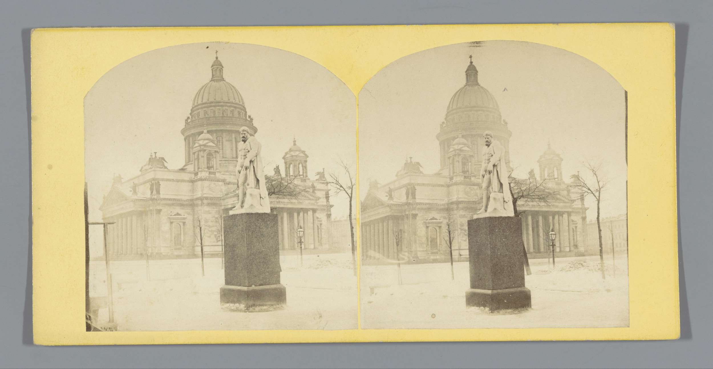 Gezicht op de Izaäkkathedraal in Sint-Petersburg met her standbeeld ervoor