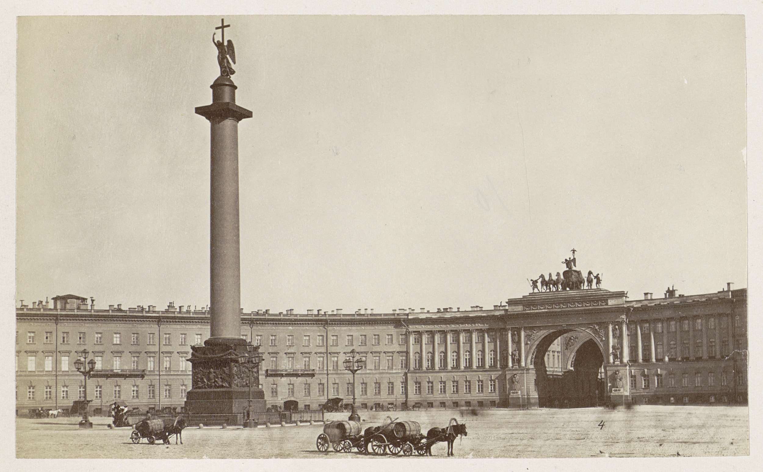 Alexanderzuil en de Bouwen van de Generale Staf met triomfboog, gezien vanuit het Winterpaleis in Saint Petersburg