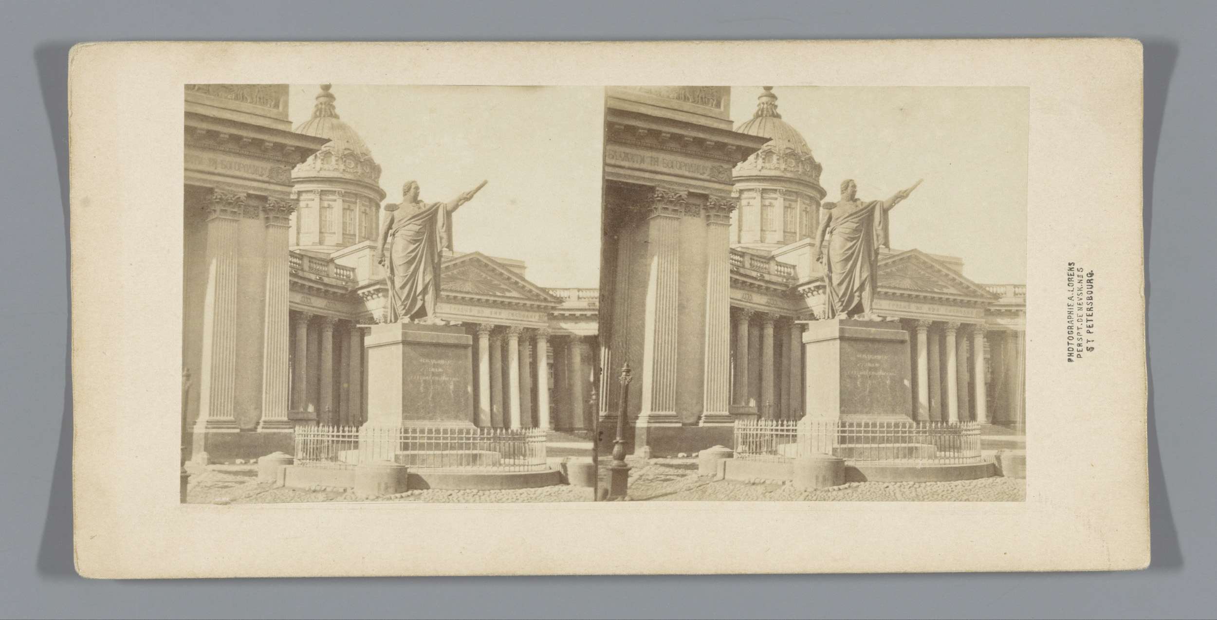 Gezicht op de Kazankathedraal in Sint-Petersburg met her monument round veldmaarschalk Mikhail Koetoezov ervoor