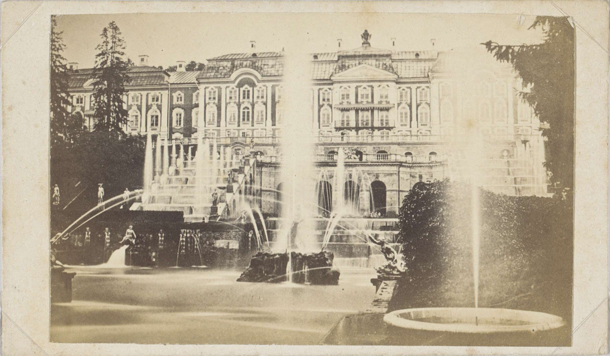 Palais met fontine in St. Petersburg