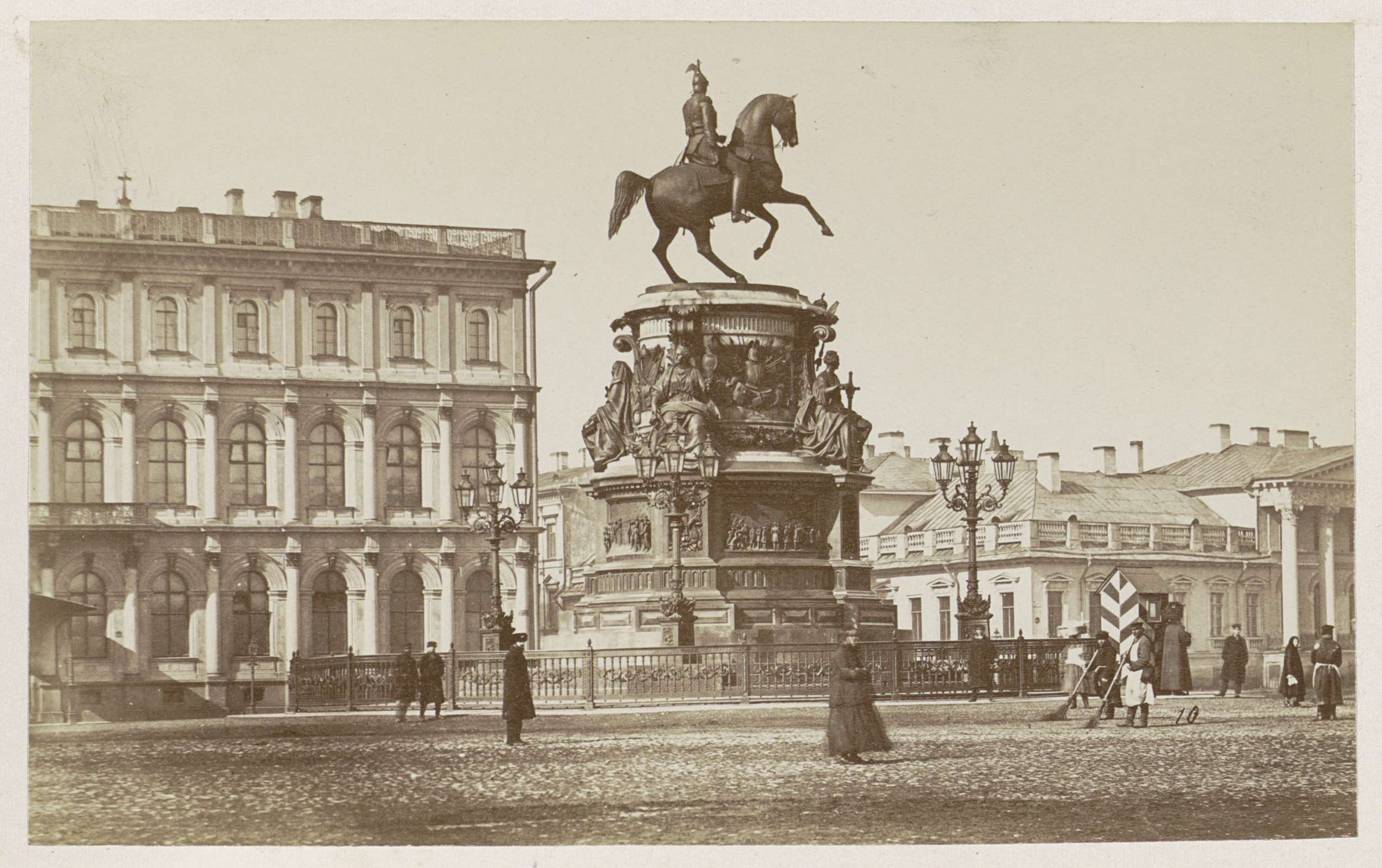 Monument round Nicolaas I in Sint Petersburg, Nikolas statyn St. Petersburg