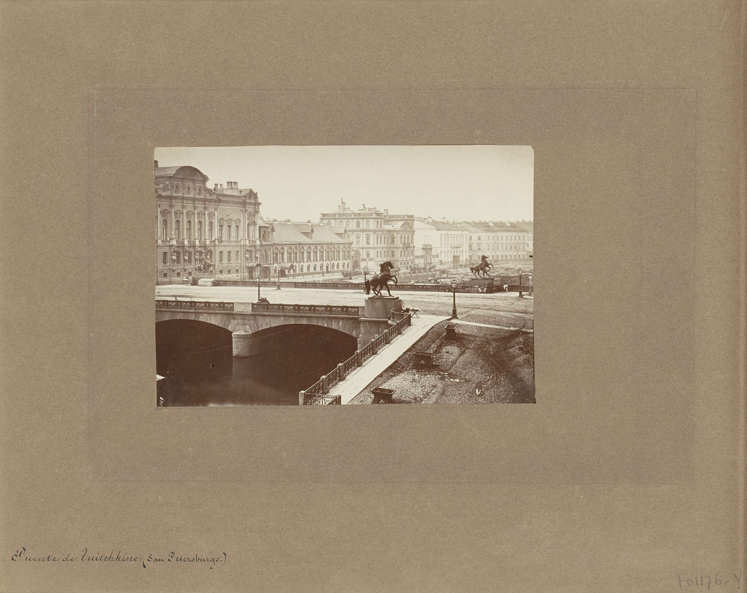 Anichkovbrug met beelden van de coupledentemmers in Saint Petersburg, Puente de Tuitchkine (San Petersburg.)