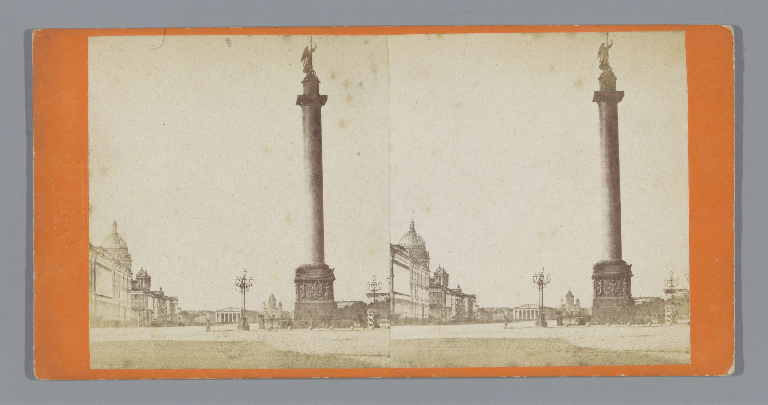 Gezicht op het Paleisplein met de Alexander-obelisk in Sint-Petersburg