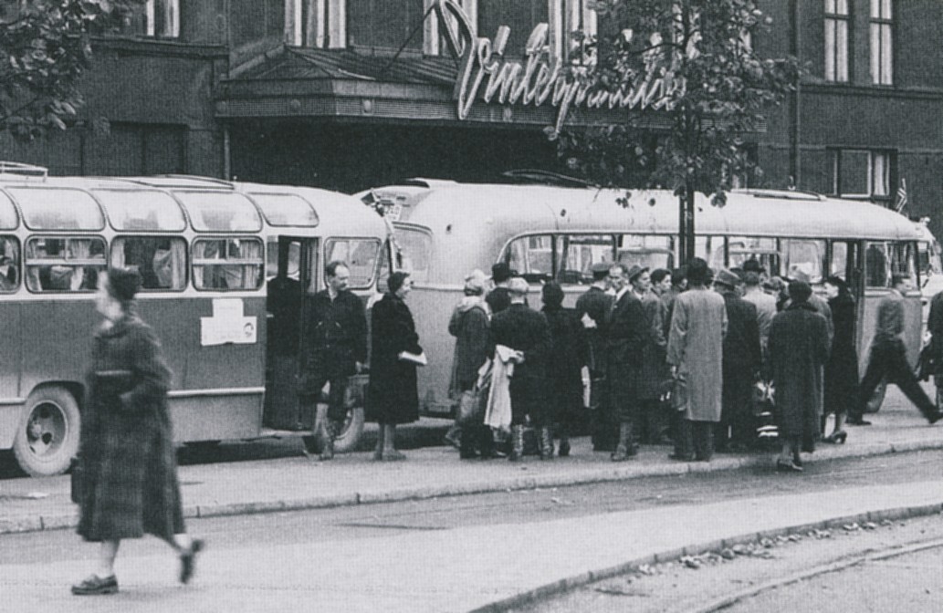 Vinterpalatset1952 - Bussarna samlas framför "Vinterpalatset", Norrmalm, Stockholm.
