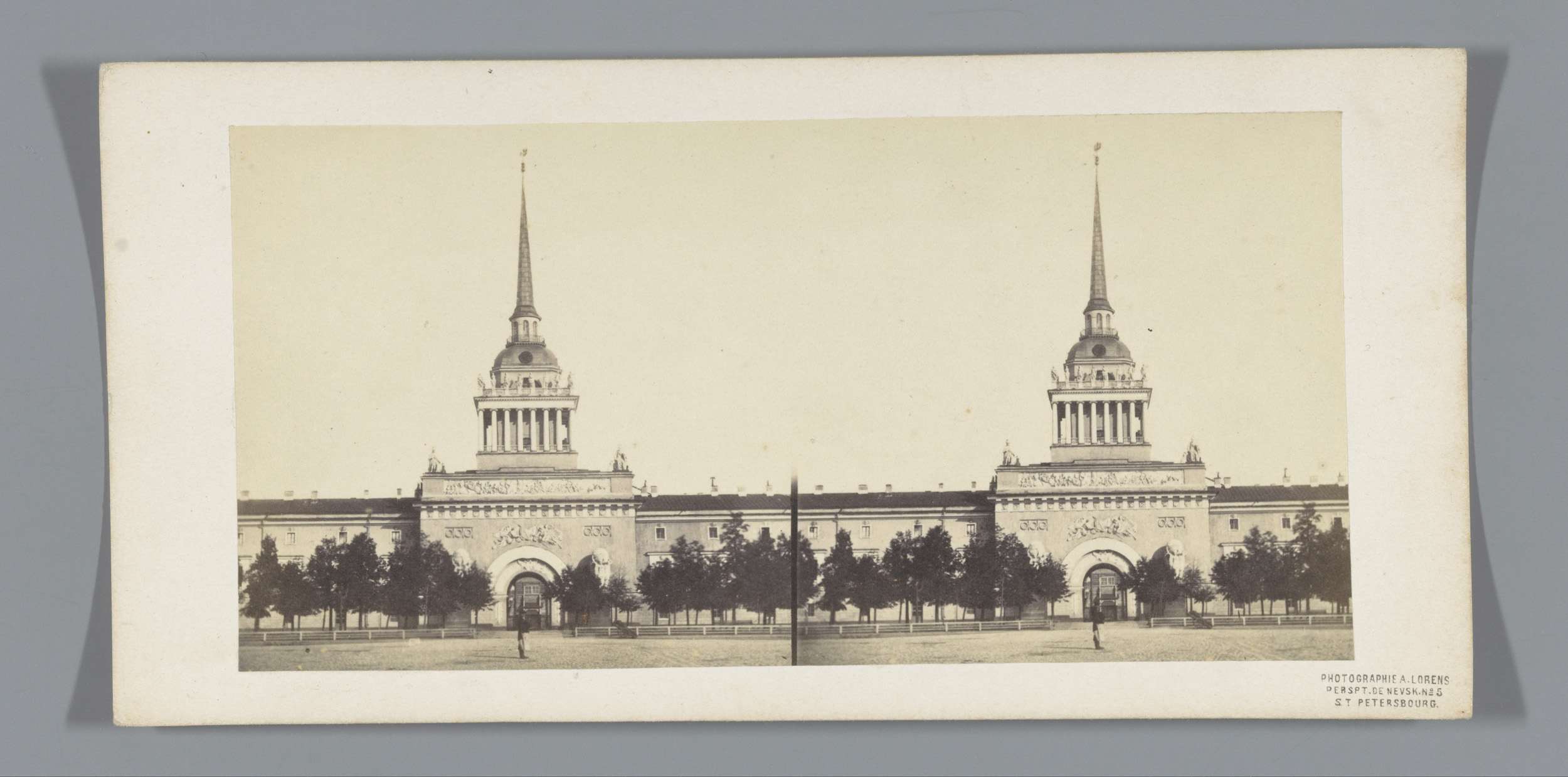 Gezicht op de Admiraliteitstoren in Sint-Petersburg