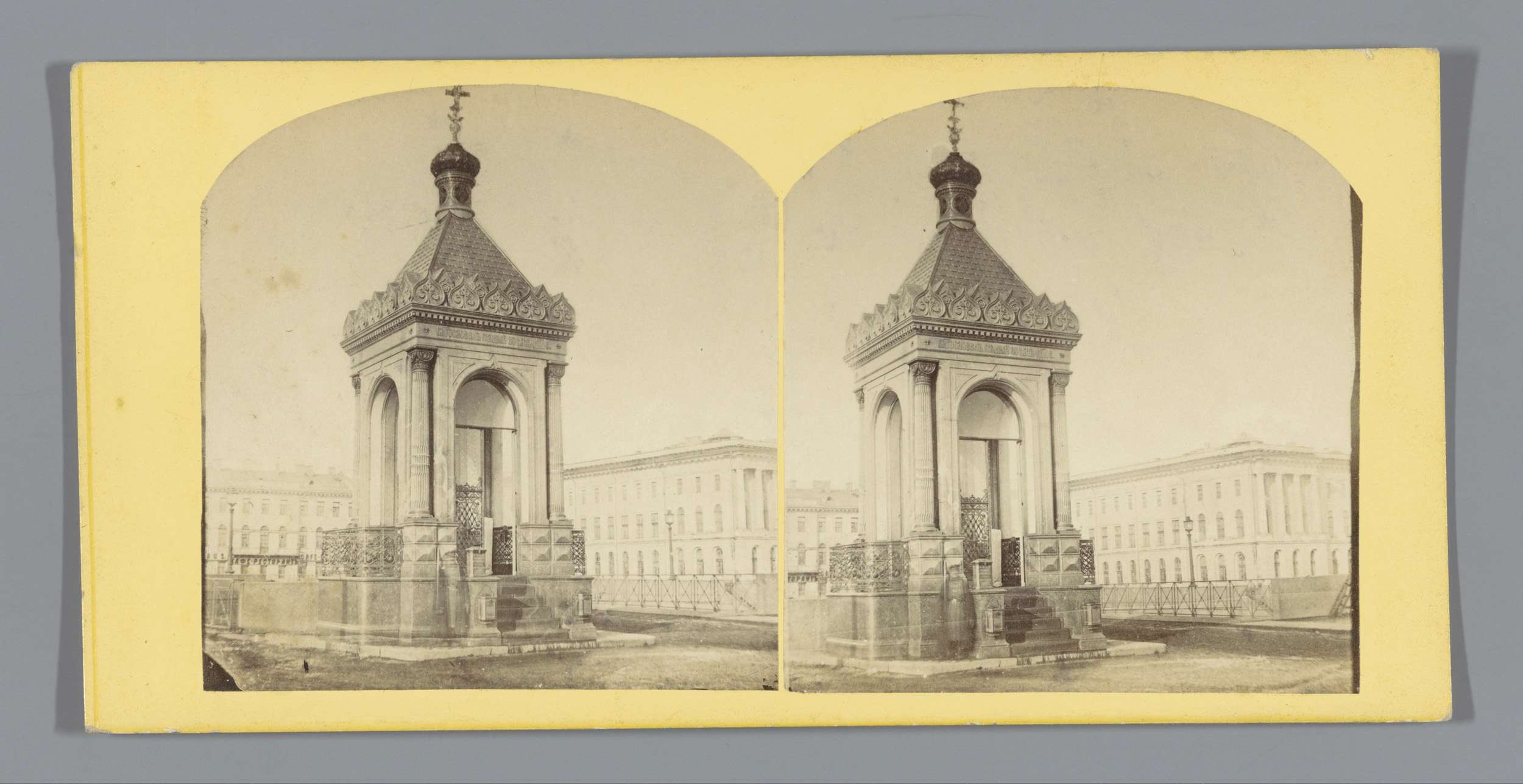 Gezicht op de Nicolaaskapel op de Nicolaasbrug in Saint Petersburg