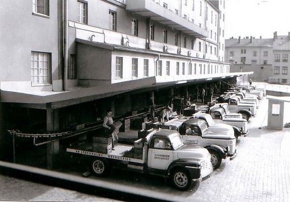 Hamburgerbryggeriet 1956 - Hamburgerbryggeriet vid Surbrunnsgatan i Stockholm, distributionsbilar