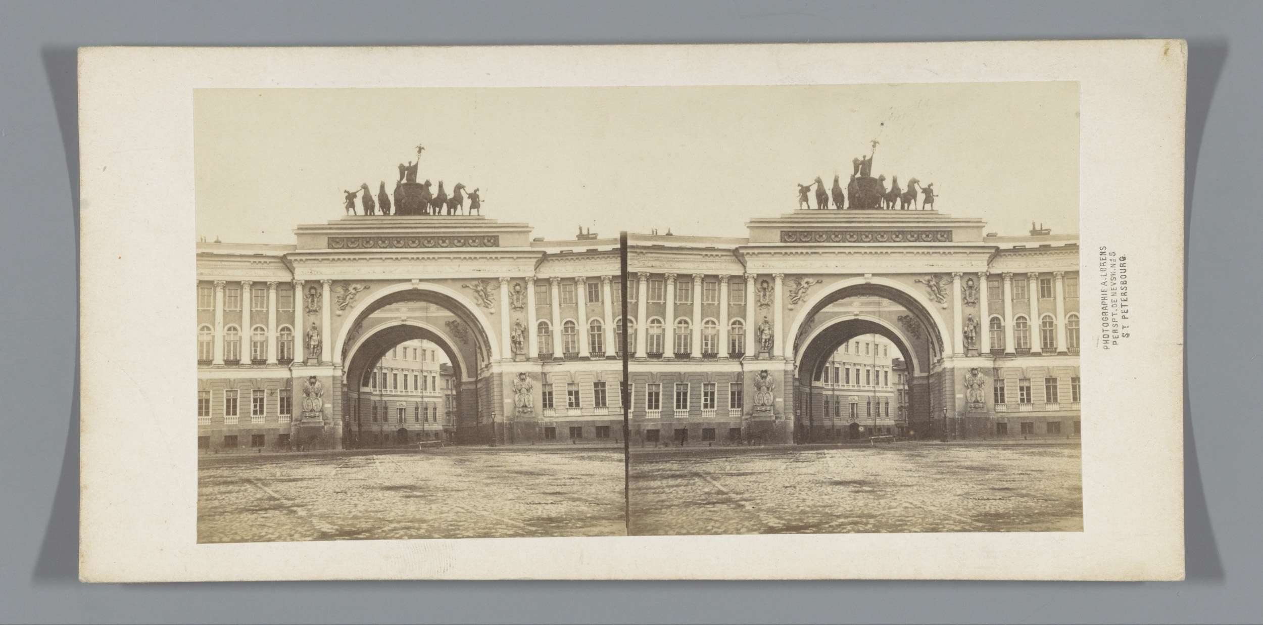 Gezicht op de triomfboog van het bouw voor de Generale Staf aan het Paleisplein in Sint-Petersburg