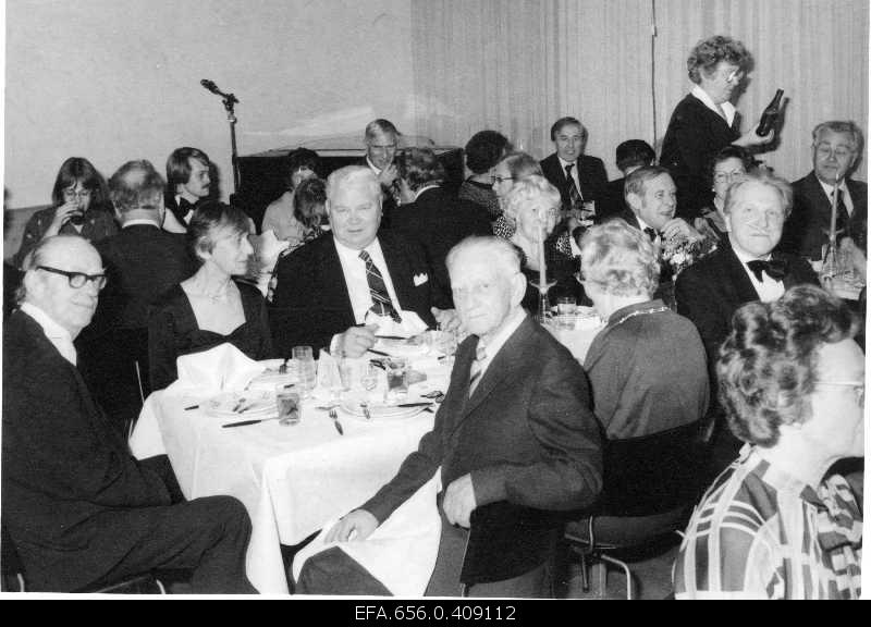 Celebration of the 25th anniversary of the Swedish Estonian Exhibition (Ree) at the Vener-Gren Centre. (see 0-407582p) 1. Julius Jakobson, 3. Mai Iron, 4. Voldemar Krüppelman, 6. Mihkel Jüris, 7. Excessive apple tree, 8. Heino Hallis, 10. Enn Apple tree, 12. Marje Apple tree, 13. Dose Estra, 14. Kalju Valdmaa, 15. Senta Karupää.