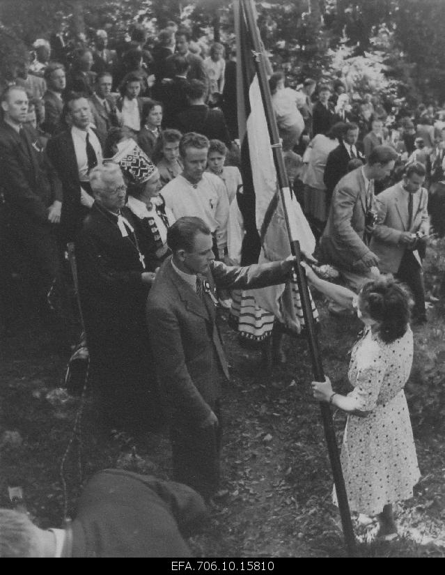 Life in Refuge.Western Swedish Estonian Summer Days in Evaluation.The transfer of the ticket to Mr. Brun, Chairman of the Boras Estonian Society.