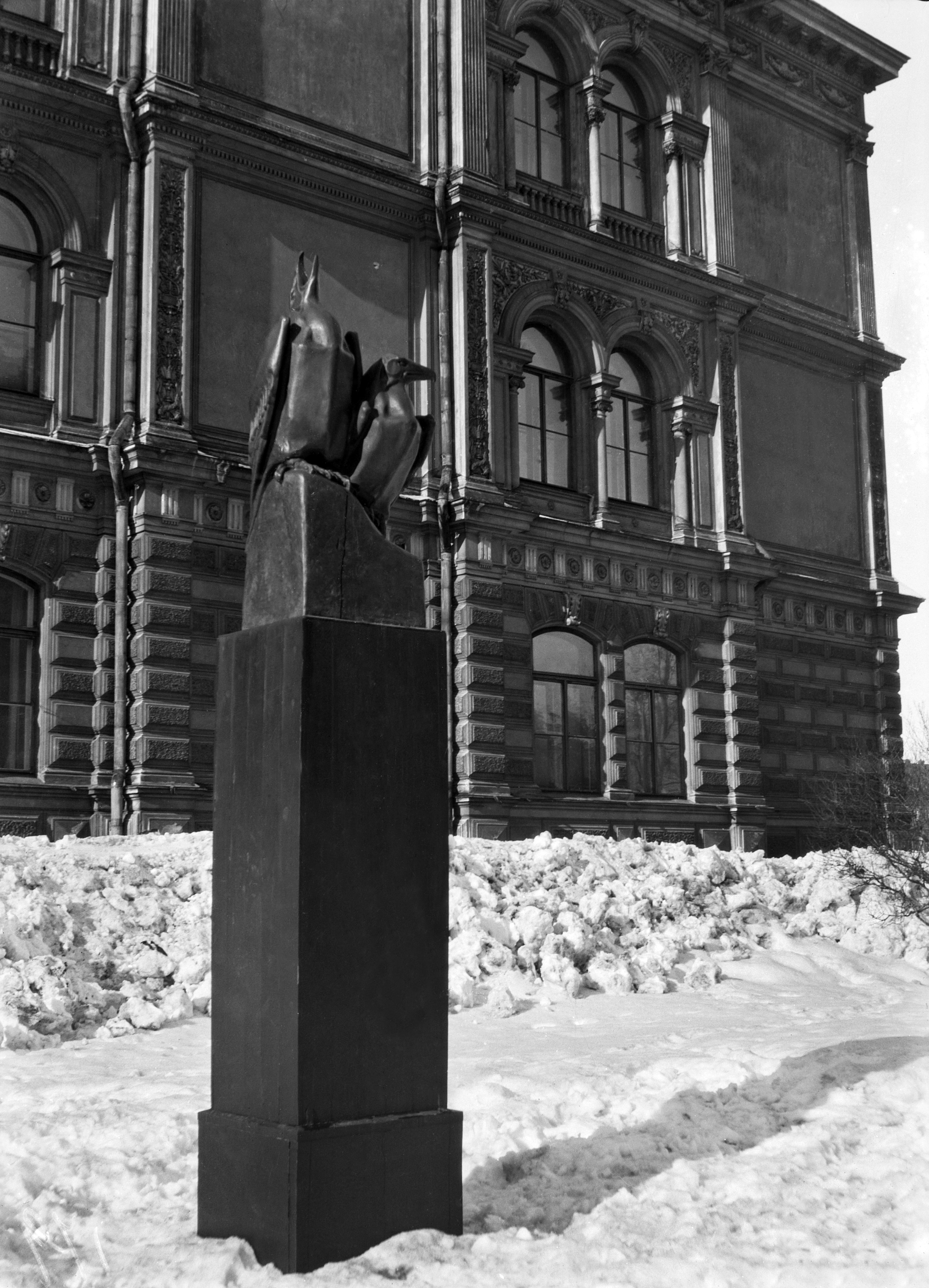 Kuvanveistäjä Bertel Nilssonin veistos Kotkat ( Kotka katsoo korkeuteen ) Ateneumin luona.