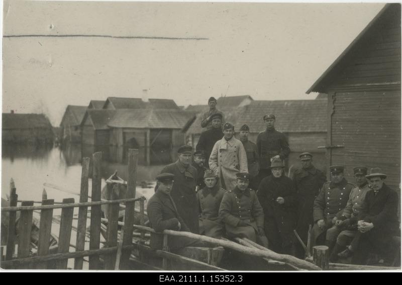 Expedition flooded to the Piirissare in spring 1924, expeditional with two fishermen and the head of the local police district