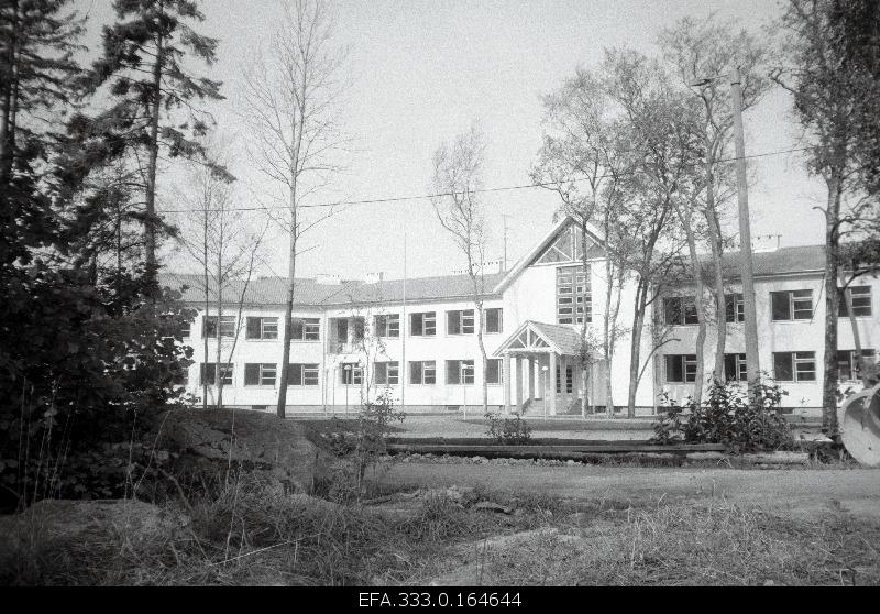 Outdoor view of Pünsi schoolhouse.