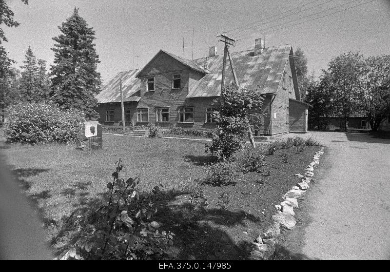 View of Varbla's former school building, where the writer Karl Ristikivi studied.