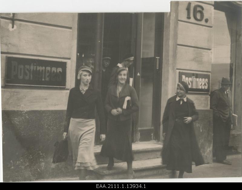 School students come with packages from the Postimehe bookstore