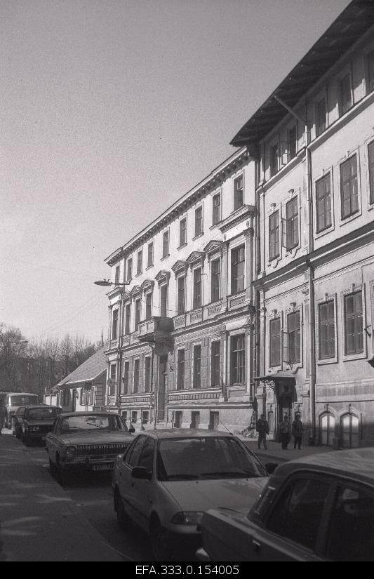 School building in the city center on Laial Street.