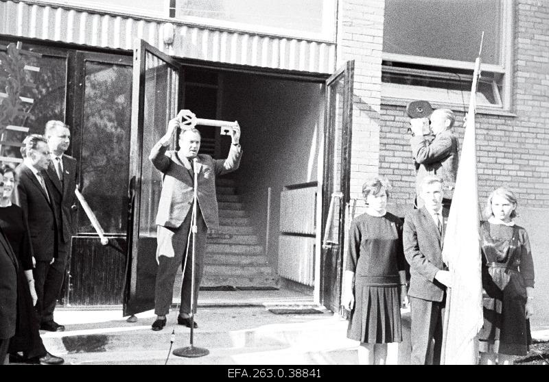 Minister of Construction of the Estonian Soviet Union V. Samoilenko Tartu 5. Opening a new school house in high school.