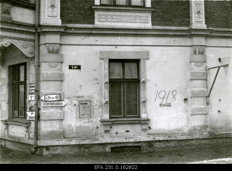 German occupation in Estonia. Night against February 24, 1943. Number 1918 (German occupation in Estonia in 1918) was written to the building at the corner of the broad and Lihapoe Street. ).
