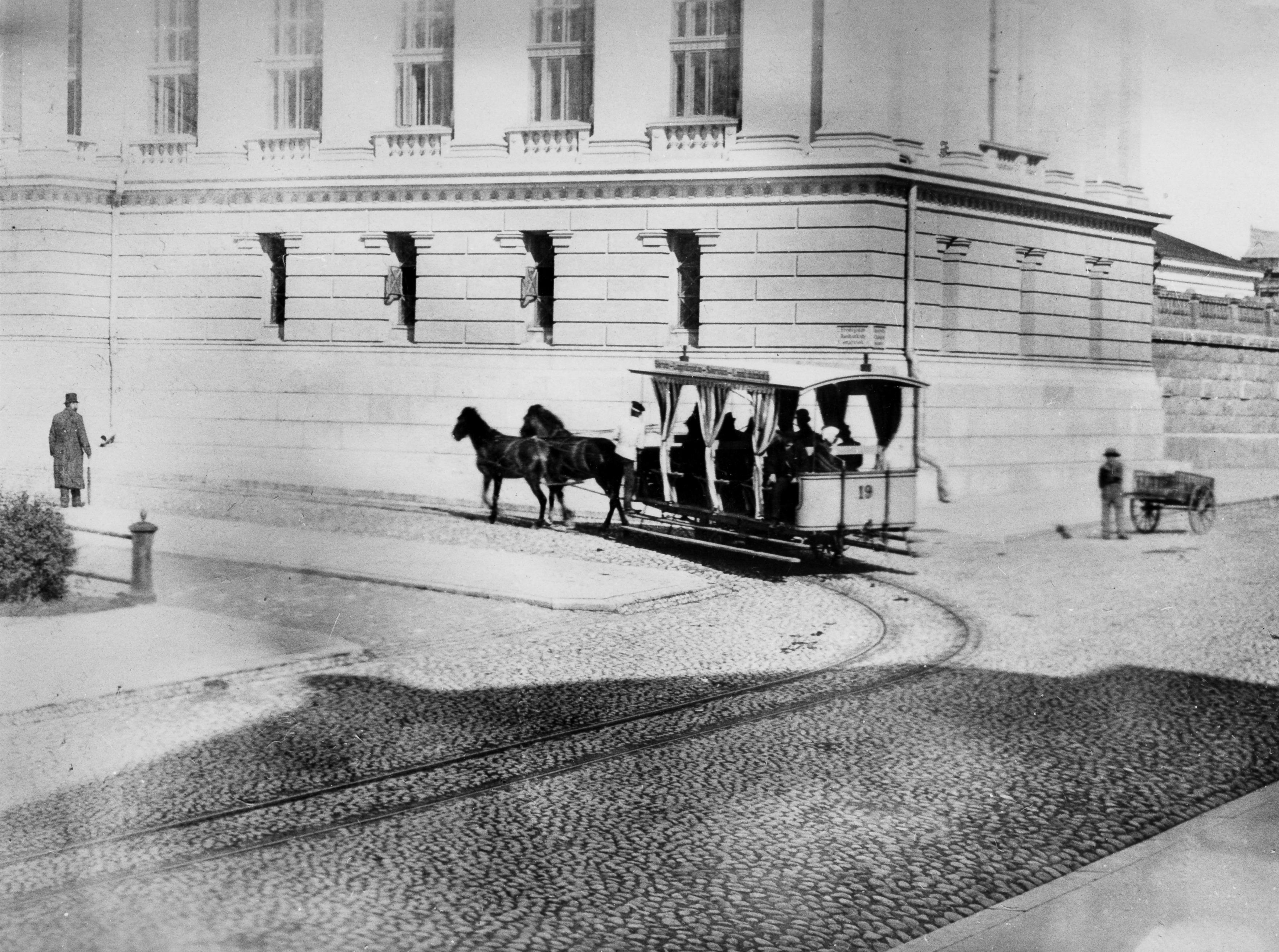 Hevosraitiovaunu kääntymässä Nikolainkadulta (Snellmaninkadulta) Rauhankadulle Valtionarkiston kulmassa.