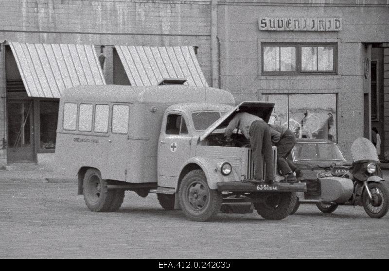 Militias are repaired at the Raekoja Square Medical Cleaning House Operating Car Gaz 51