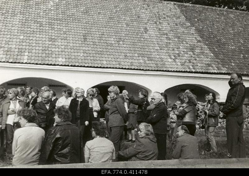 Participants of the tour of the Estonian Geography Society Lahemaa on the courtyard of Sagadi manor, the rear-plane of the tall-shooting.