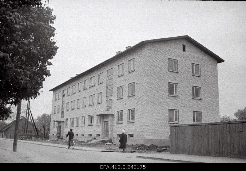 View of the new apartment of ETKVL employees on Komsomoli Street.