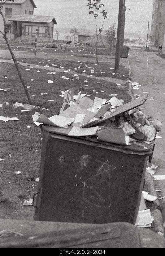 School brushes around the garbage in Lõime Street.