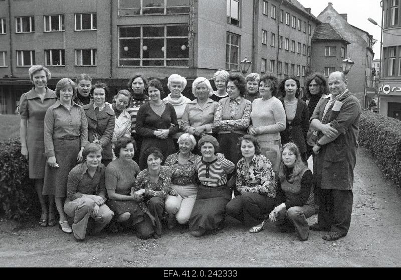 The cafe "Pegasus" personnel in the green area of Harju Street in the background of the cafe.
