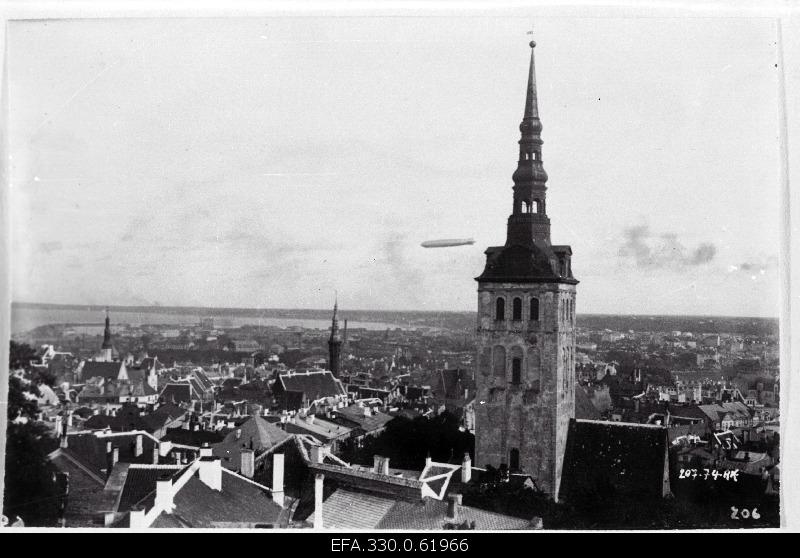 View of the Old Town from Toompea. Over the city, the ceplay "Graf Zeppelin".