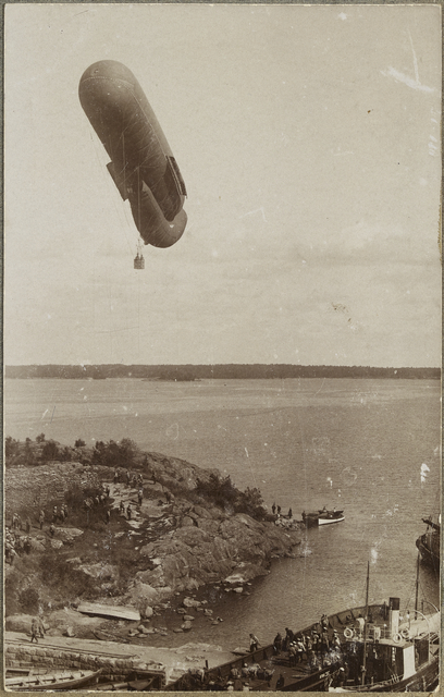 Gas balloon, airboat from Vallisaaren east ladder, torpedo ladder