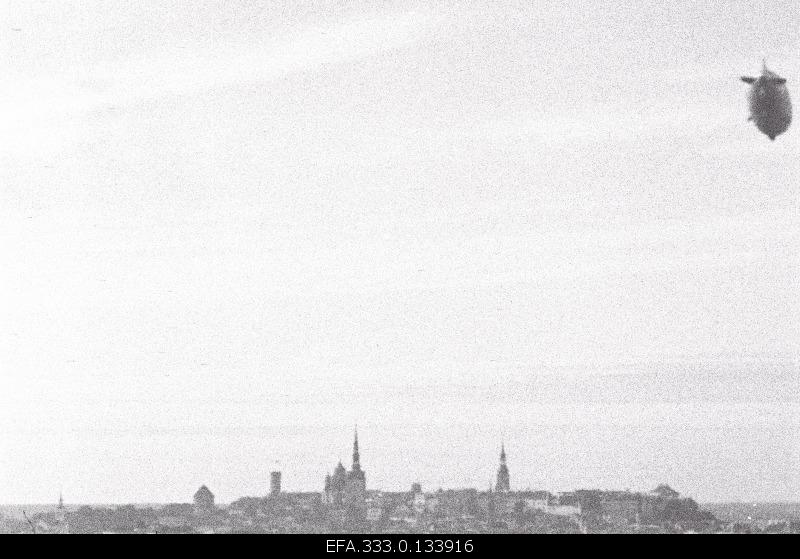 The German cépelin flies across Tallinn.