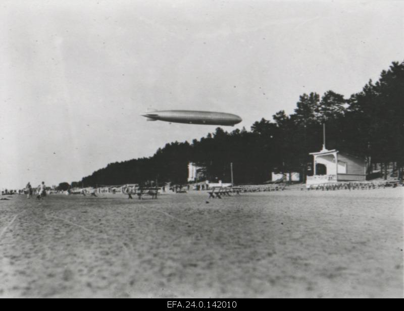 Cépel (zeppel) above the beach of Narva-Jõesuu.