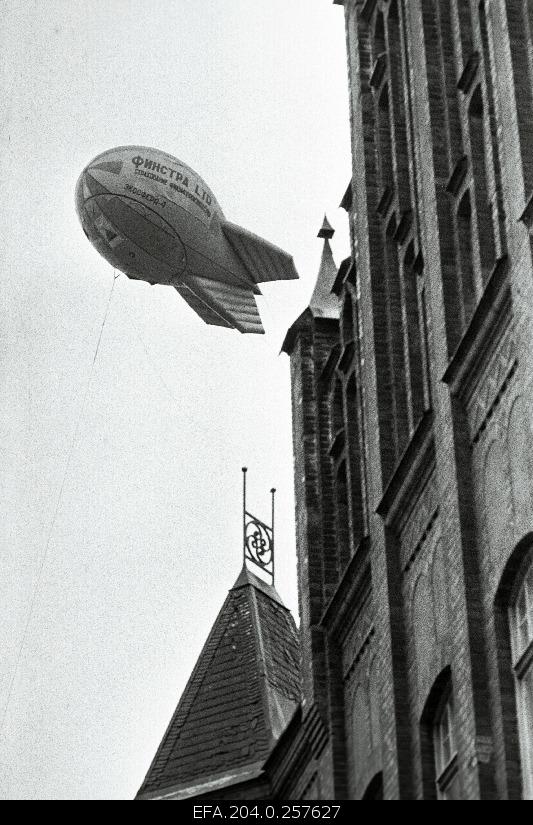 The cépel (zeppelin) over Tallinn (film market).