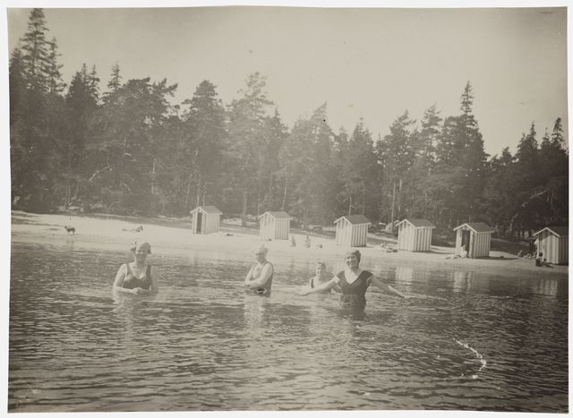 Women swimming with Suursaaren sandy beach swimming pools - capable, black and white, photo area 8 x 11 cm