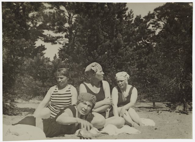 Women on the sandy beach of Suursaaren, in the middle of Fanny Mattson, on the right Elsa Maria Tötterman - capable, black and white, photo area 8 x 11 cm